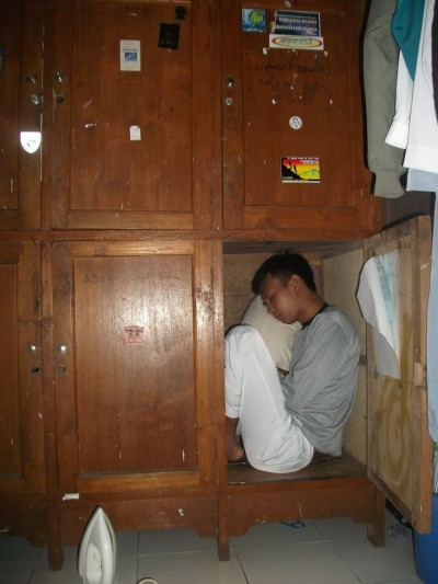 Tidur di lemari